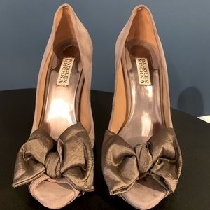 Badgley Mishka size 8 1/2 suede pump w/ bow; like new!